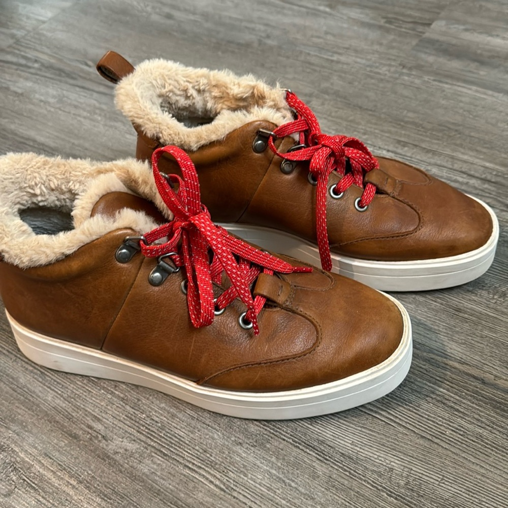 Clarks tan leather fur lined sneakers